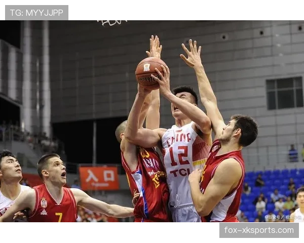 篮球防守规则中合法防守位置与身体接触判定标准的详细解读